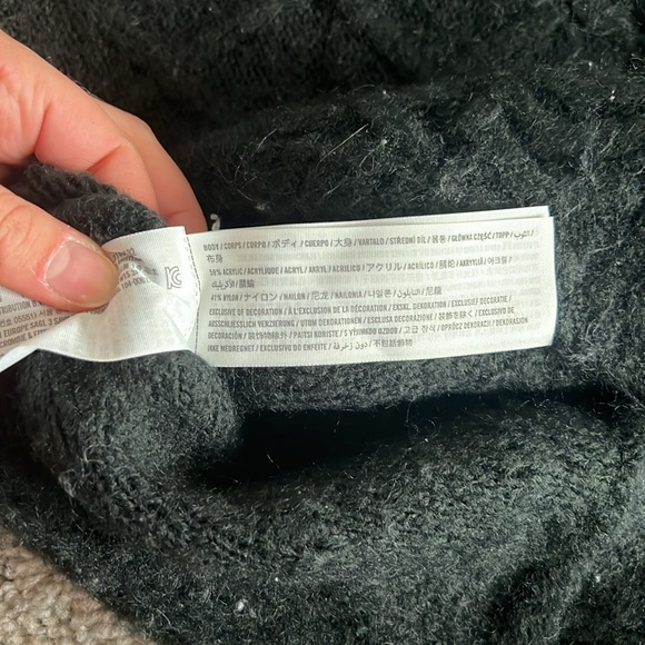Abercrombie and Fitch Women’s Black Sweater - Picture 6 of 6